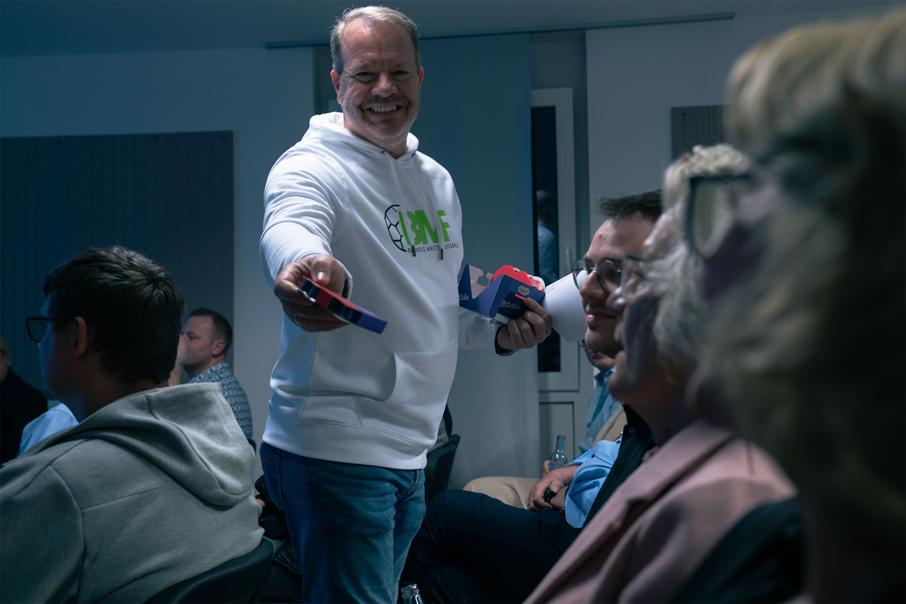Sven Breuer überreicht Karten beim Netzwerkabend